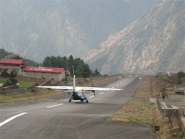 Dag 1 Lukla - Tenzing-Hillary flygplats Landningsbanan