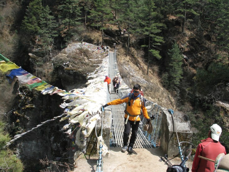 Dag 2 Halvvägs över Dudh Kosi floden