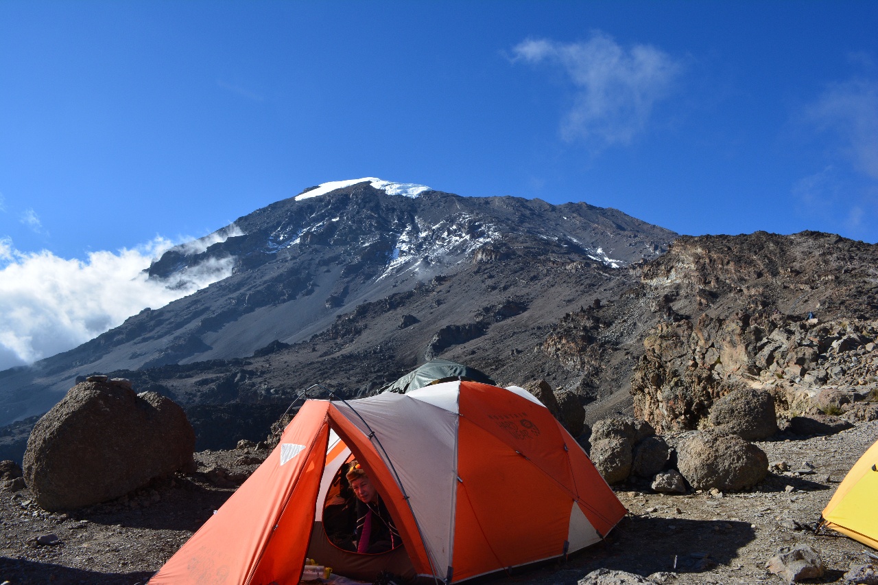 Kili Dag 5 Blå himmel på Barafu Hut