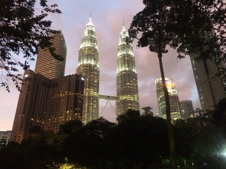 KL Petronas Twin Towers night